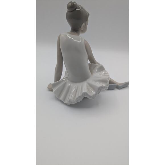 Vintage Sitting Porcelain Ballerina NAO Lladro Figurine. - Picture 3 of 8